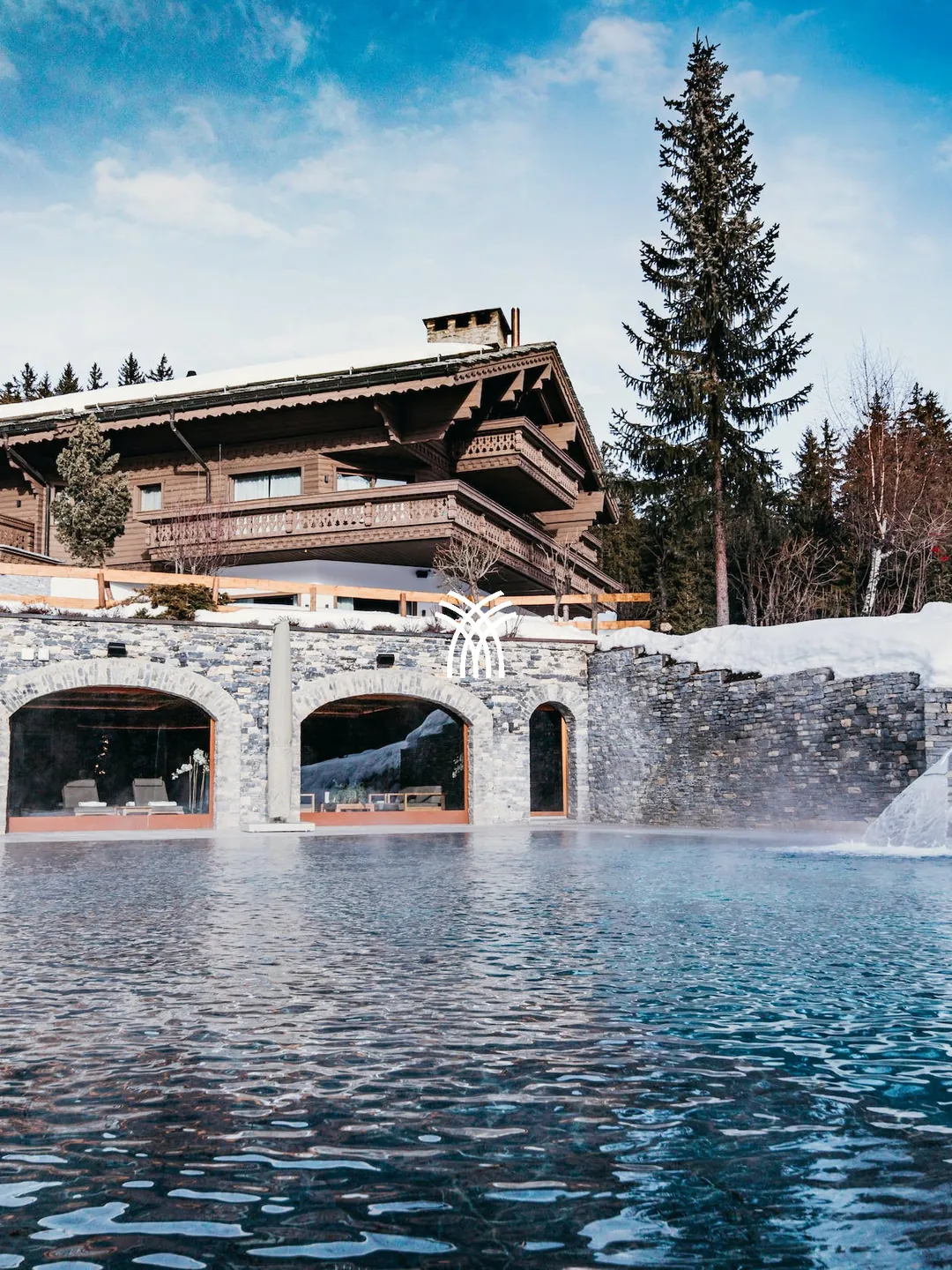The heated outdoor pool of Chalet Christiana in Crans-Montana, under snow
